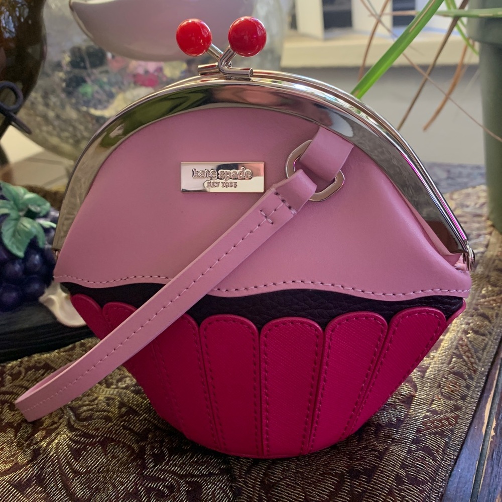 Authentic KATE SPADE SAFFIANO Leather wristlet🎂 NWT